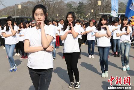 闫妮蒋欣扛起《小巷人家》收视，内娱中女组上大分